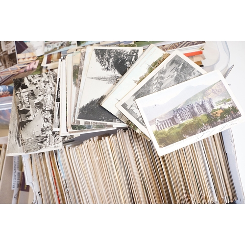 431 - A large collection of early to mid 20th century postcards to include printed and real photo examples... 