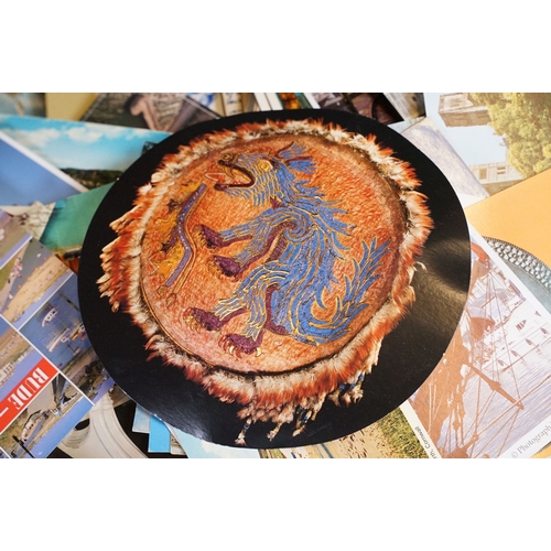 431 - A large collection of early to mid 20th century postcards to include printed and real photo examples... 