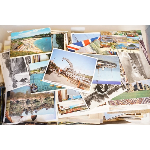 431 - A large collection of early to mid 20th century postcards to include printed and real photo examples... 