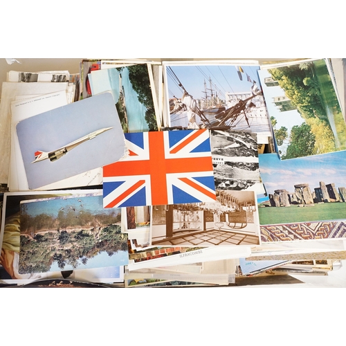 431 - A large collection of early to mid 20th century postcards to include printed and real photo examples... 