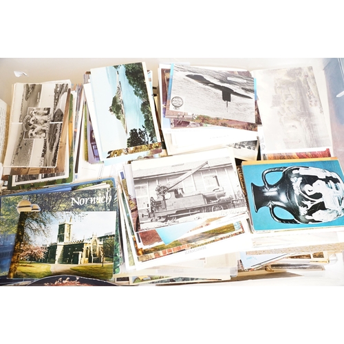 431 - A large collection of early to mid 20th century postcards to include printed and real photo examples... 