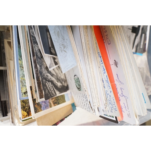 431 - A large collection of early to mid 20th century postcards to include printed and real photo examples... 