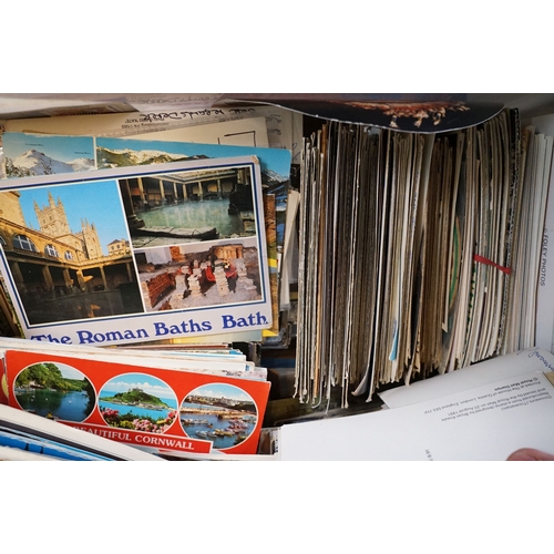 431 - A large collection of early to mid 20th century postcards to include printed and real photo examples... 