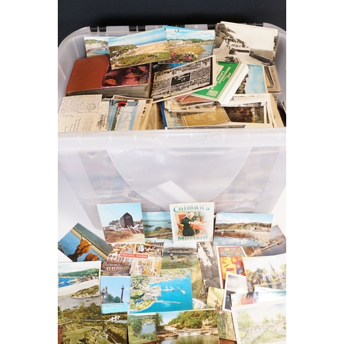 432 - A large collection of early to late 20th century postcards to include printed and real photo example... 