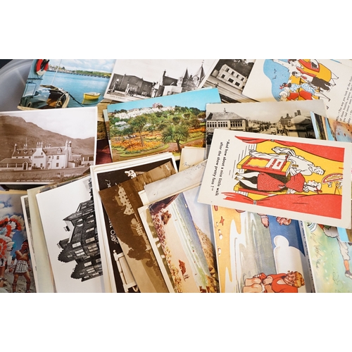 432 - A large collection of early to late 20th century postcards to include printed and real photo example... 