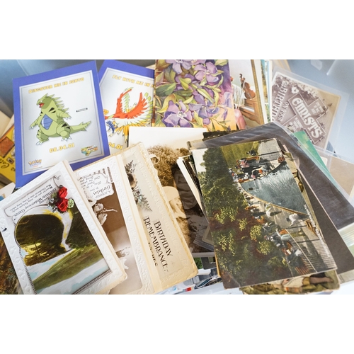 432 - A large collection of early to late 20th century postcards to include printed and real photo example... 