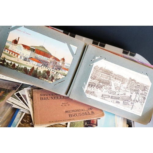 432 - A large collection of early to late 20th century postcards to include printed and real photo example... 