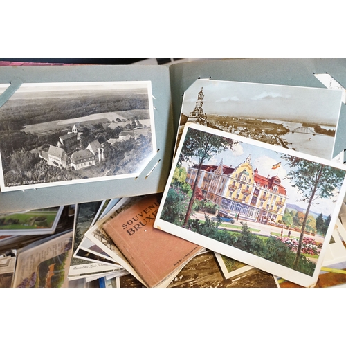 432 - A large collection of early to late 20th century postcards to include printed and real photo example... 