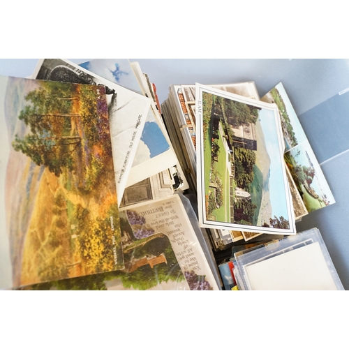 432 - A large collection of early to late 20th century postcards to include printed and real photo example... 