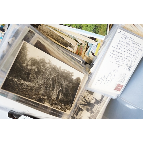 432 - A large collection of early to late 20th century postcards to include printed and real photo example... 