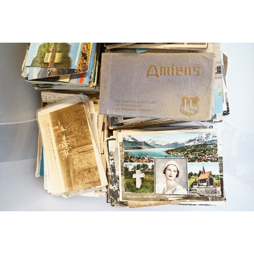 432 - A large collection of early to late 20th century postcards to include printed and real photo example... 