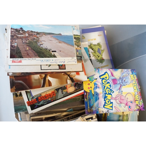 432 - A large collection of early to late 20th century postcards to include printed and real photo example... 