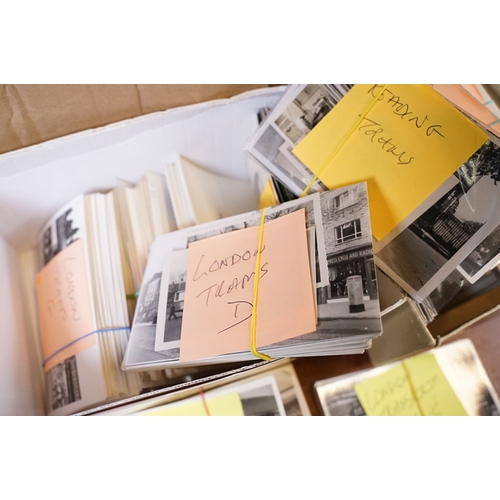 442 - A very large collection of photographic images of buses and trams.