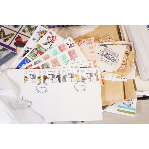 403 - A small collection of United Kingdom first day covers and presentation packs together with a selecti... 