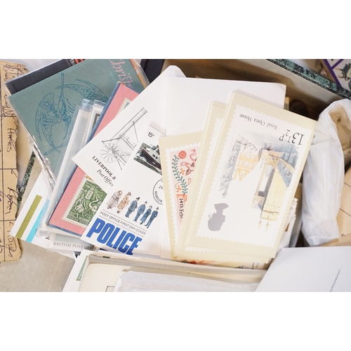 403 - A small collection of United Kingdom first day covers and presentation packs together with a selecti... 