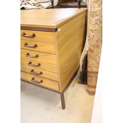 592 - 20th century industrial design plan chest, having six long drawers raised on metal legs, W 95cm x D ... 