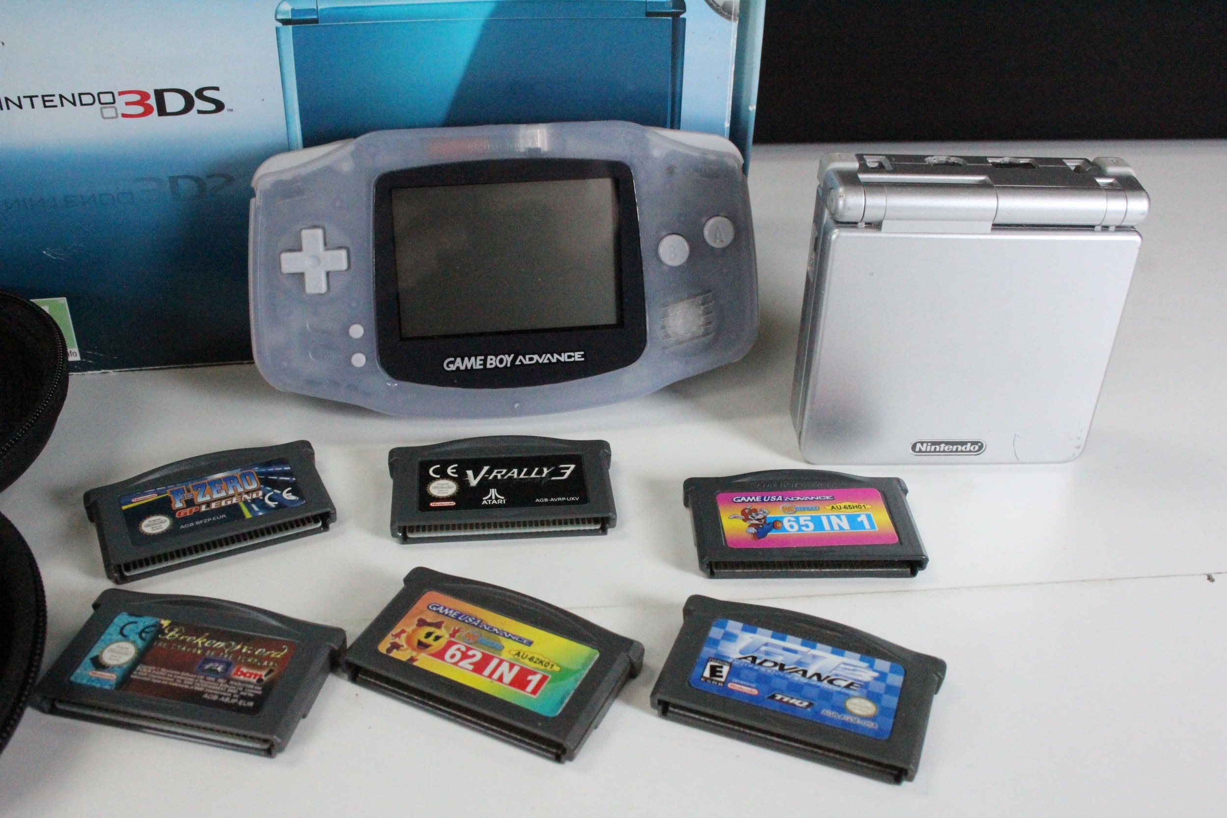 Retro Gaming - Quantity of handheld games consoles to include boxed ...