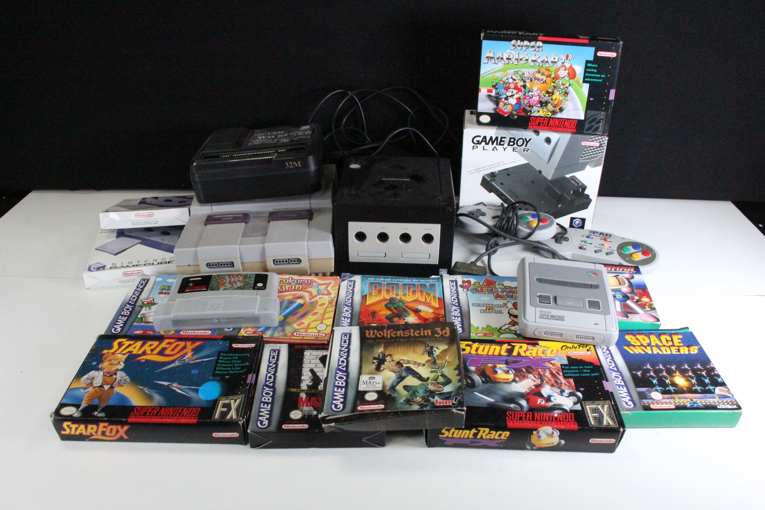 Retro Gaming - Collection of Nintendo retro gaming items to include ...