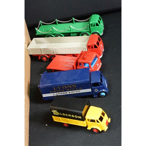 1394 - 33 Diecast models to include Dinky Atlas Editions and Corgi examples, in vg condition overall