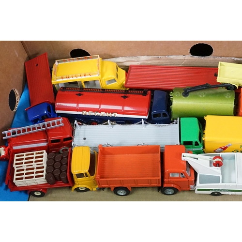 1394 - 33 Diecast models to include Dinky Atlas Editions and Corgi examples, in vg condition overall