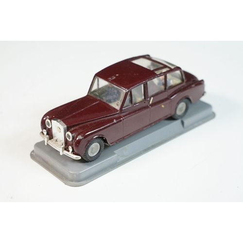1414 - Three cased Dinky diecast models to include 158 Rolls Royce Silver Shadow in metallic red, 163 Volks... 