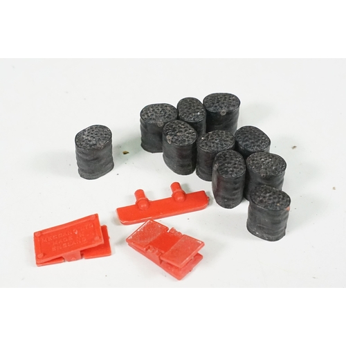 1418 - Four boxed Dinky commercial diecast models to include 917 Mercedes Benz Truck and Trailer (with inne... 