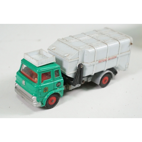 1418 - Four boxed Dinky commercial diecast models to include 917 Mercedes Benz Truck and Trailer (with inne... 