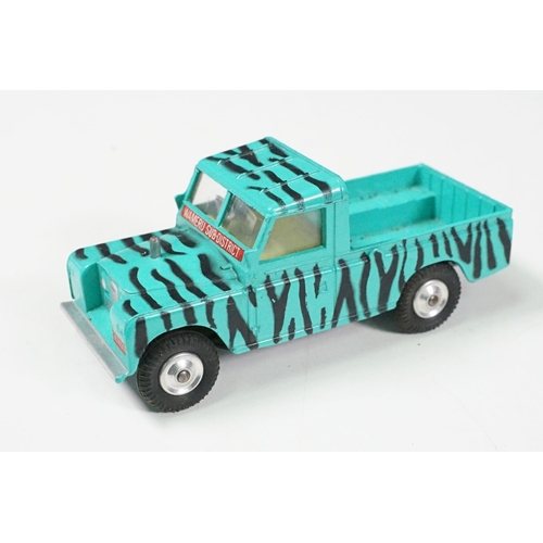 1453 - Boxed Corgi Gift Set 7 Daktari Land Rover 109 W.B With Animals, end flap ripped but present and inne... 