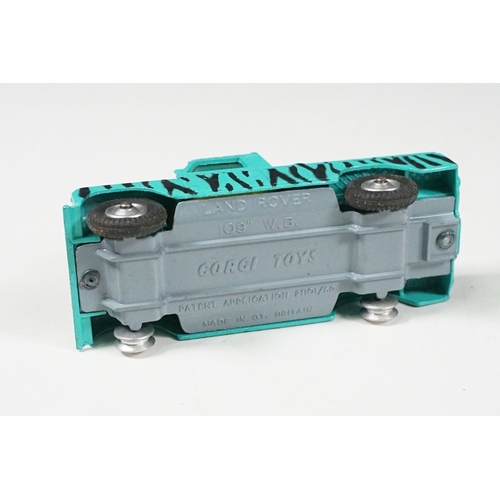 1453 - Boxed Corgi Gift Set 7 Daktari Land Rover 109 W.B With Animals, end flap ripped but present and inne... 