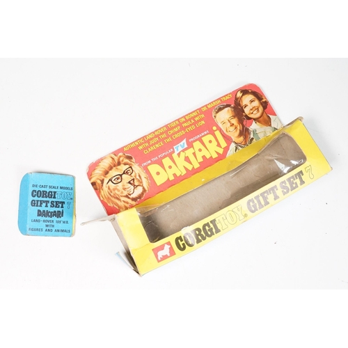 1453 - Boxed Corgi Gift Set 7 Daktari Land Rover 109 W.B With Animals, end flap ripped but present and inne... 
