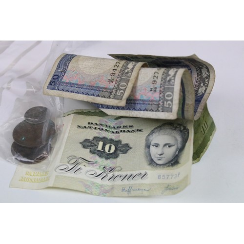 426 - A collection of mainly British pre decimal coins to include Queen Victoria and silver examples toget... 