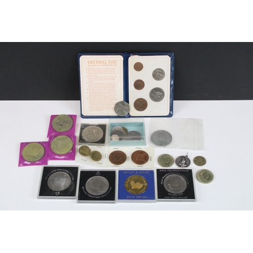 420 - A small collection of mixed coins to include uncirculated commemorative examples together with some ... 