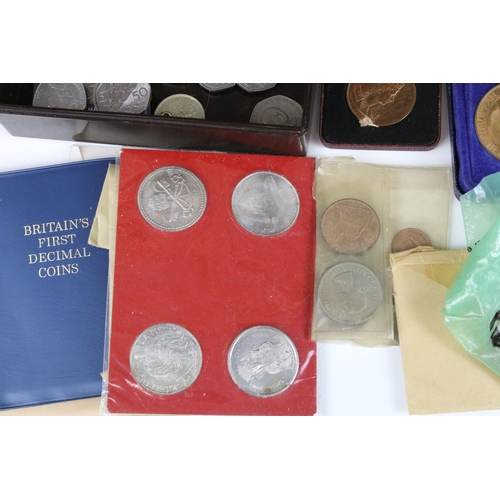 430 - A collection of mainly British coins to include decimal and pre decimal examples to include silver t... 
