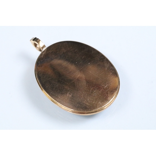 10 - 18th Century portrait miniature pendant having an oval panel featuring a portrait of a gentleman wea... 