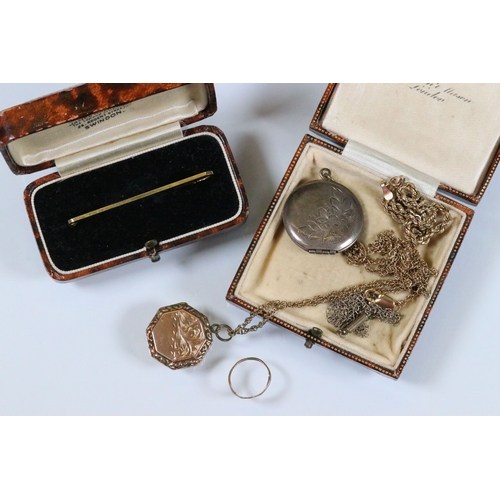 207 - Group of jewellery to include a bar brooch (marked 18ct), a small signet ring (marked 9ct, size D), ... 