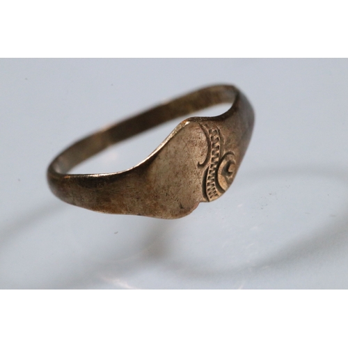 207 - Group of jewellery to include a bar brooch (marked 18ct), a small signet ring (marked 9ct, size D), ... 