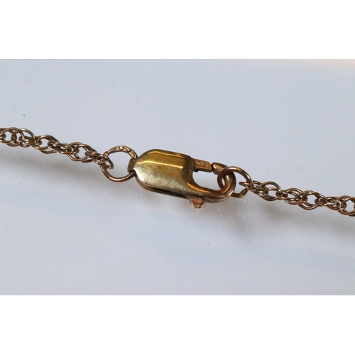 207 - Group of jewellery to include a bar brooch (marked 18ct), a small signet ring (marked 9ct, size D), ... 
