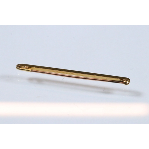 207 - Group of jewellery to include a bar brooch (marked 18ct), a small signet ring (marked 9ct, size D), ... 