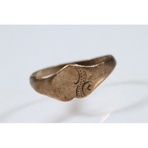 207 - Group of jewellery to include a bar brooch (marked 18ct), a small signet ring (marked 9ct, size D), ... 