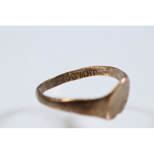 207 - Group of jewellery to include a bar brooch (marked 18ct), a small signet ring (marked 9ct, size D), ... 