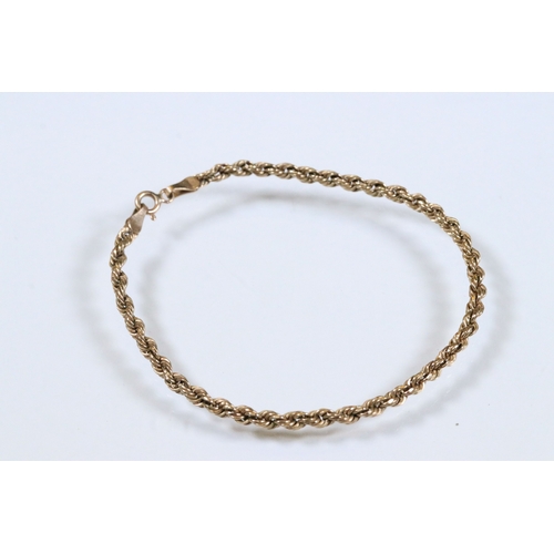 207 - Group of jewellery to include a bar brooch (marked 18ct), a small signet ring (marked 9ct, size D), ... 