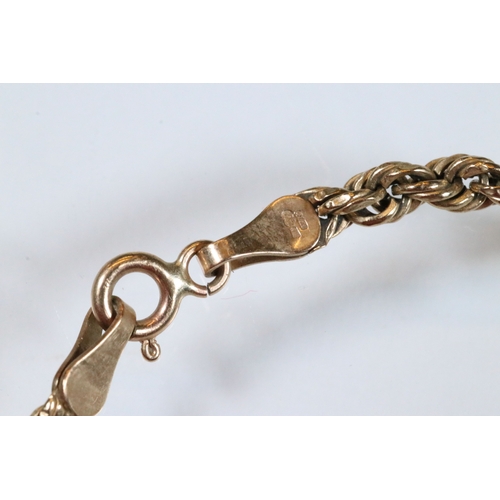 207 - Group of jewellery to include a bar brooch (marked 18ct), a small signet ring (marked 9ct, size D), ... 
