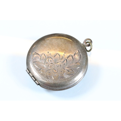 207 - Group of jewellery to include a bar brooch (marked 18ct), a small signet ring (marked 9ct, size D), ... 