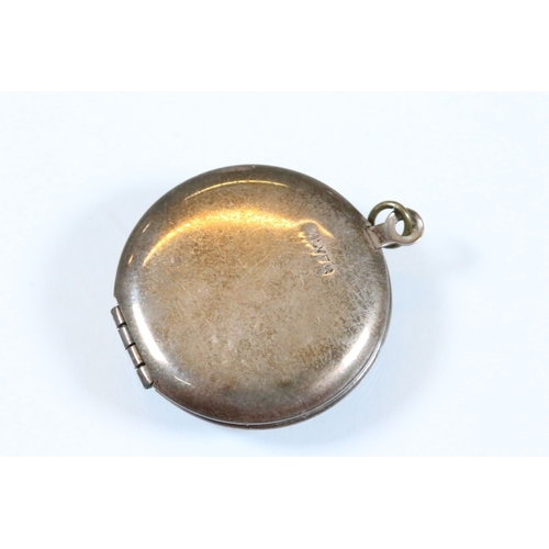 207 - Group of jewellery to include a bar brooch (marked 18ct), a small signet ring (marked 9ct, size D), ... 