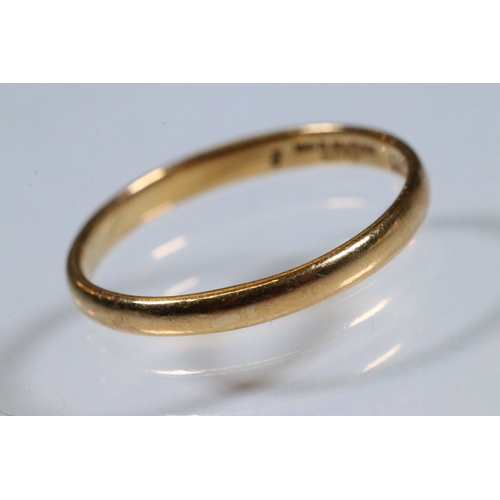 222 - 22ct gold wedding band ring of plain form. Hallmarked Birmingham 1934. Size Q.5.