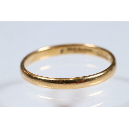 222 - 22ct gold wedding band ring of plain form. Hallmarked Birmingham 1934. Size Q.5.