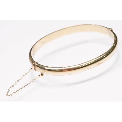 186 - 9ct gold bangle bracelet with engraved exterior and hinged opening. Hallmarked Birmingham 1990. Meas... 