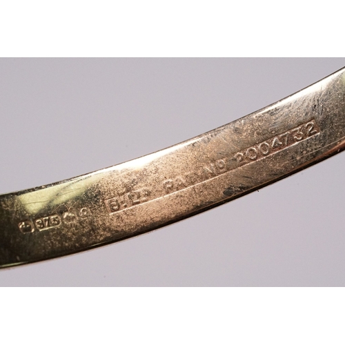 186 - 9ct gold bangle bracelet with engraved exterior and hinged opening. Hallmarked Birmingham 1990. Meas... 