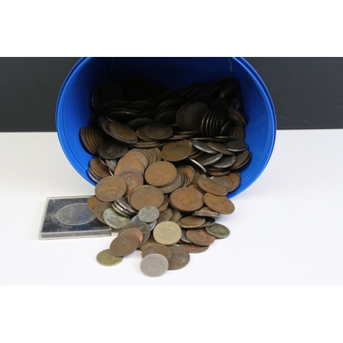 421 - A collection of mixed coins to include British pre decimal and world examples together with commemor... 