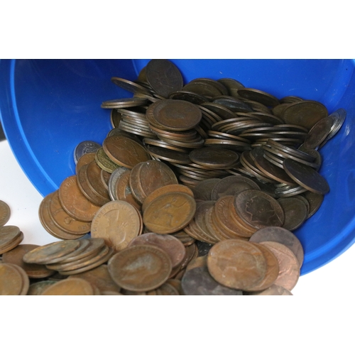 421 - A collection of mixed coins to include British pre decimal and world examples together with commemor... 